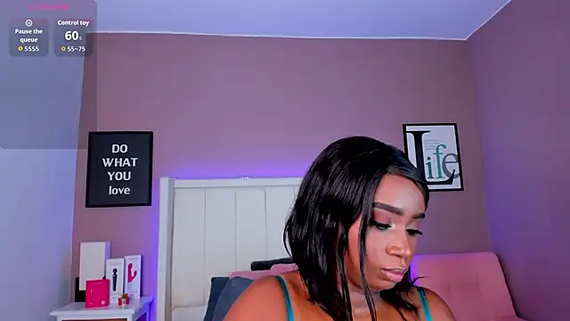 Snapshot of Britanymooree chatting on November 21, 7:34 pm Britanymooree online show from November 21, 7:34 pm