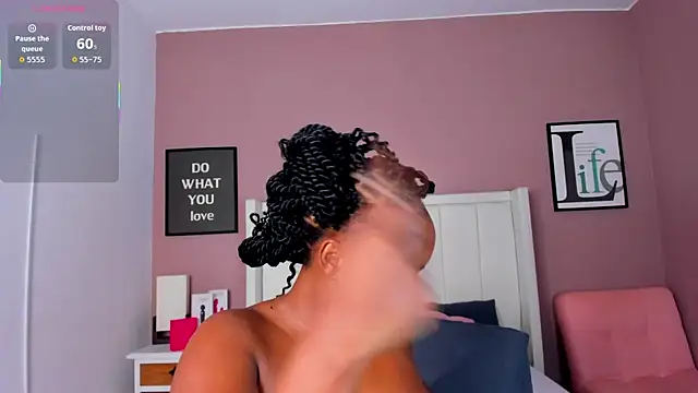 Snapshot of Britanymooree chatting on November 25, 7:47 pm Britanymooree online show from November 25, 7:47 pm