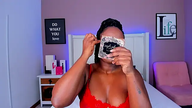 Snapshot of Britanymooree chatting on November 28, 8:33 pm Britanymooree online show from November 28, 8:33 pm