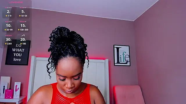 Snapshot of Britanymooree chatting on December 15, 8:02 pm Britanymooree online show from December 15, 8:02 pm