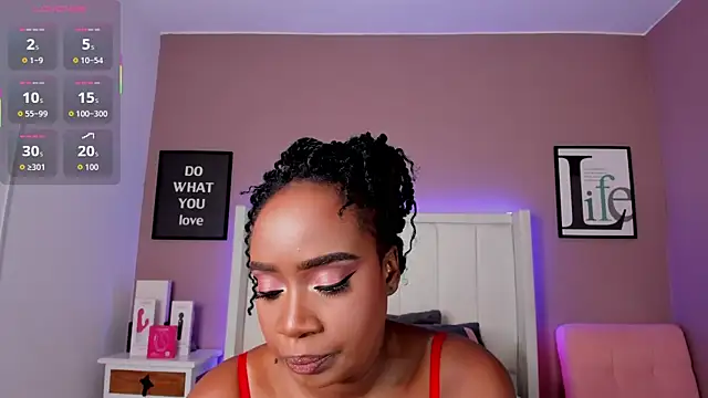 Snapshot of Britanymooree chatting on December 17, 8:04 pm Britanymooree online show from December 17, 8:04 pm