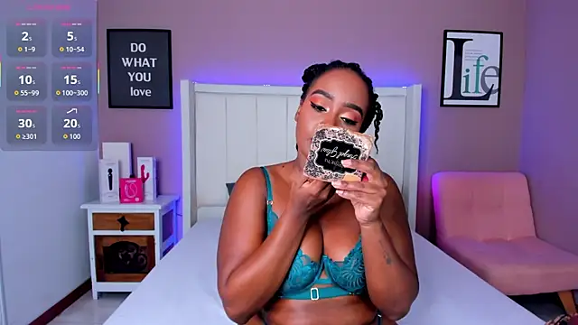 Snapshot of Britanymooree chatting on December 18, 8:04 pm Britanymooree online show from December 18, 8:04 pm