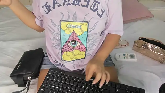 Littleolivia  online show from January 16, 1:14 pm