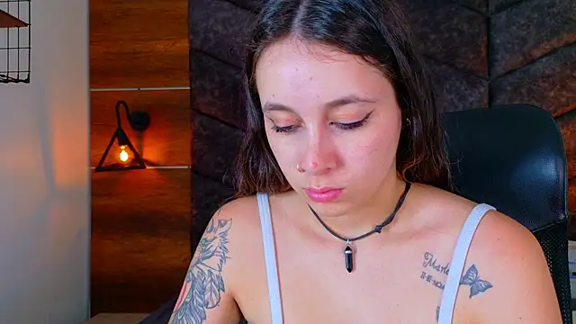 Snapshot of AmbarHills_1 chatting on October 16, 11:33 am AmbarHills 1 online show from October 16, 11:33 am