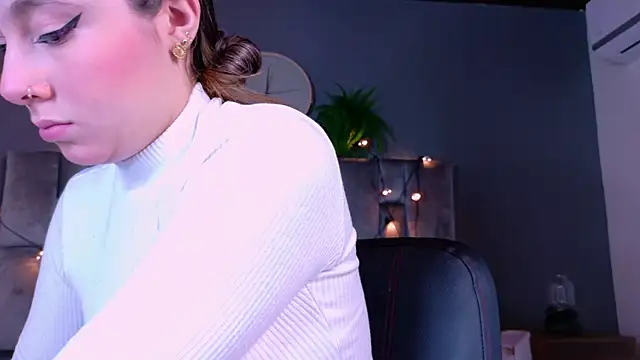 Snapshot of AmbarHills_1 chatting on November 11, 11:32 am AmbarHills 1 online show from November 11, 11:32 am