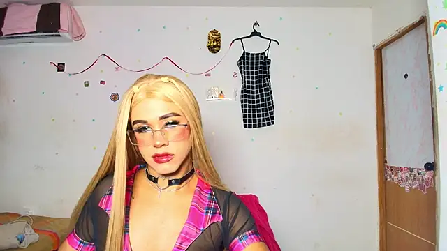 Snapshot of mia_foxts chatting on June 24, 6:34 am mia foxts online show from June 24, 6:34 am