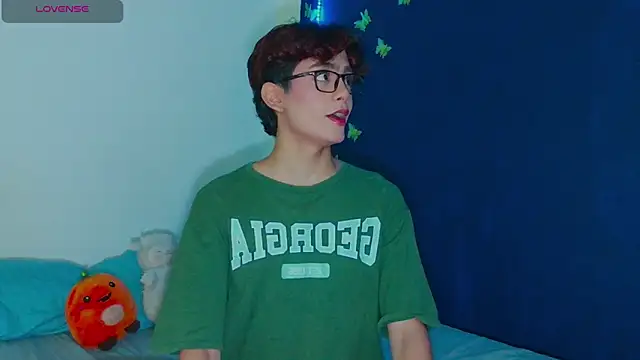 Snapshot of arnold_laurent_ chatting on December 4, 5:17 am arnold laurent online show from December 4, 5:17 am