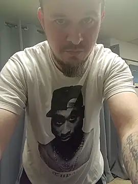 Snapshot of whyteguy410 chatting on February 15, 4:14 am whyteguy410 online show from February 15, 4:14 am