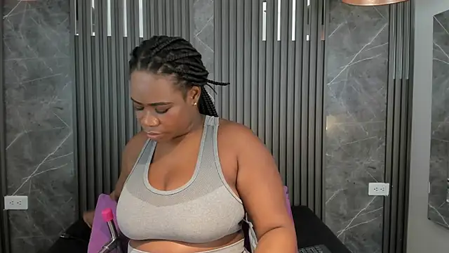 Snapshot of SaraiEvans chatting on February 13, 3:24 am SaraiEvans online show from February 13, 3:24 am