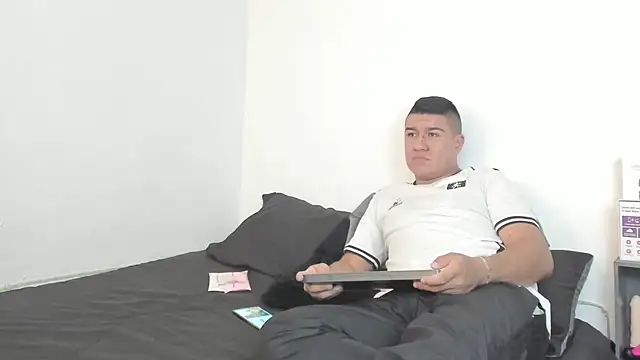 Snapshot of evanandsunny chatting on December 9, 6:46 pm evanandsunny online show from December 9, 6:46 pm