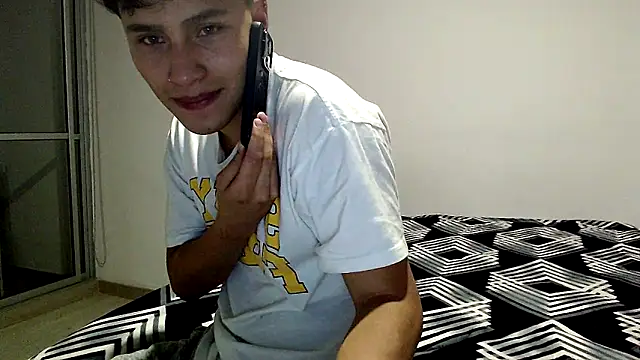 Snapshot of pipeynick chatting on February 25, 2:21 am pipeynick online show from February 25, 2:21 am