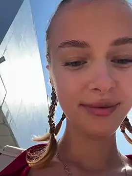 Snapshot of enjoy_my_beauty chatting on December 20, 7:33 am enjoy my beauty online show from December 20, 7:33 am