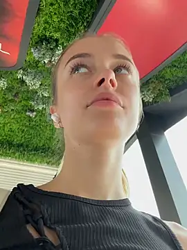 Snapshot of enjoy_my_beauty chatting on January 13, 4:39 am enjoy my beauty online show from January 13, 4:39 am