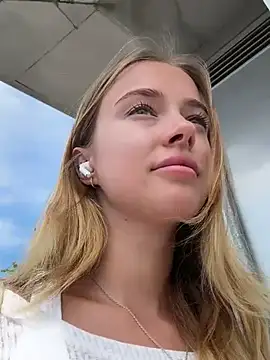 Snapshot of enjoy_my_beauty chatting on February 5, 5:30 am enjoy my beauty online show from February 5, 5:30 am