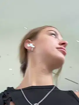 Snapshot of enjoy_my_beauty chatting on March 15, 4:35 am enjoy my beauty online show from March 15, 4:35 am