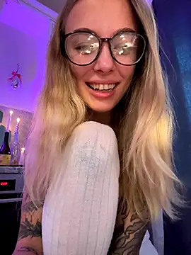 Snapshot of enjoy_my_beauty chatting on September 21, 6:04 am enjoy my beauty online show from September 21, 6:04 am