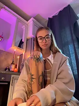 Snapshot of enjoy_my_beauty chatting on October 8, 6:00 am enjoy my beauty online show from October 8, 6:00 am