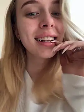 Snapshot of enjoy_my_beauty chatting on April 4, 6:44 am enjoy my beauty online show from April 4, 6:44 am