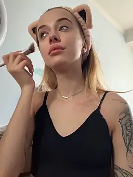 Snapshot of enjoy_my_beauty chatting on April 8, 6:24 am enjoy my beauty online show from April 8, 6:24 am