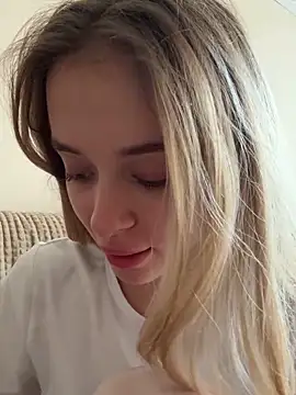 Snapshot of enjoy_my_beauty chatting on April 20, 6:27 am enjoy my beauty online show from April 20, 6:27 am