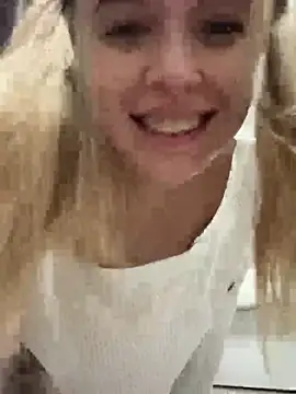 Snapshot of enjoy_my_beauty chatting on April 25, 6:38 am enjoy my beauty online show from April 25, 6:38 am