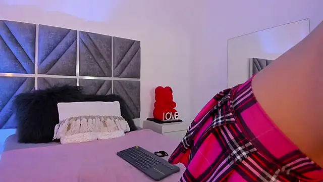 Laura Dicardy online show from October 9, 7:45 pm