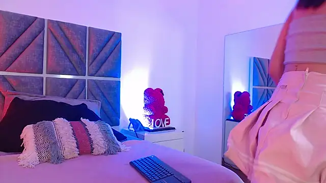 Laura Dicardy online show from December 4, 8:28 pm