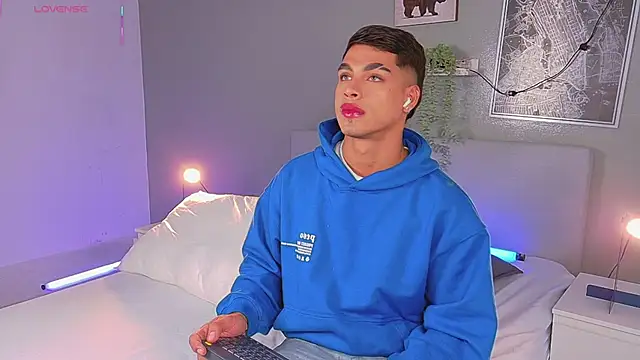 Snapshot of Ken-boy_ chatting on October 1, 11:38 am Ken-boy  online show from October 1, 11:38 am