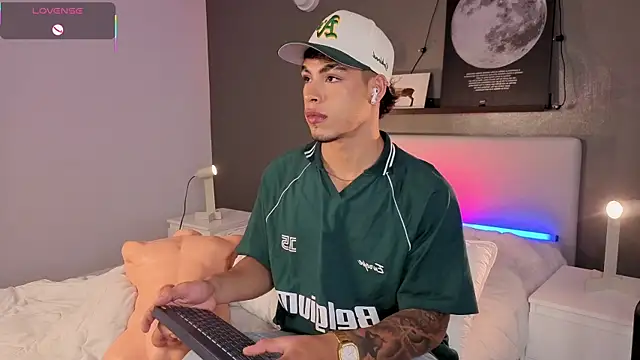 Snapshot of Ken-boy_ chatting on November 3, 11:44 am Ken-boy  online show from November 3, 11:44 am