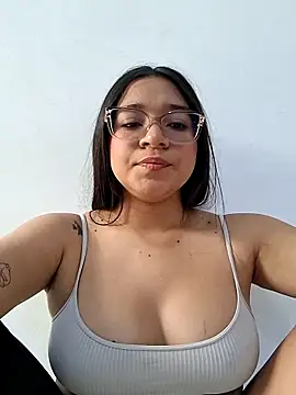 -VICKKY online show from April 27, 2:59 pm