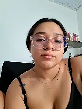 -VICKKY online show from June 9, 7:25 pm