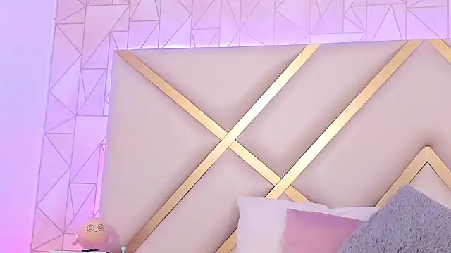 Snapshot of Violettbloss chatting on February 22, 4:29 am Violettbloss online show from February 22, 4:29 am