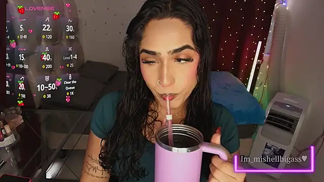 Snapshot of im_mishellbigass chatting on July 4, 9:43 pm im mishellbigass online show from July 4, 9:43 pm