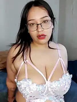 Snapshot of Angiee2001 chatting on February 6, 9:17 pm Angiee2001 online show from February 6, 9:17 pm