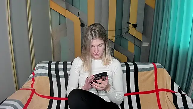 EmilyWalkeri online show from December 19, 7:48 am