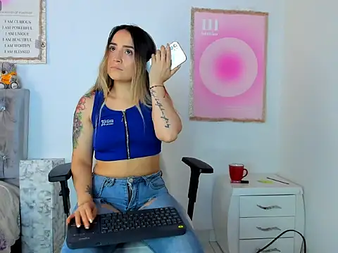 Snapshot of cindy_love2 chatting on December 4, 2:04 pm cindy love2 online show from December 4, 2:04 pm