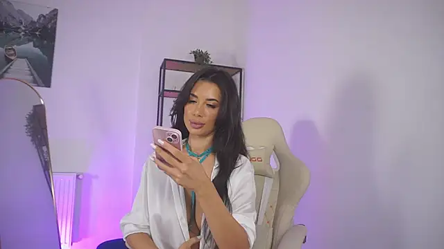 Snapshot of FoxieJullia chatting on December 14, 4:45 am FoxieJullia online show from December 14, 4:45 am
