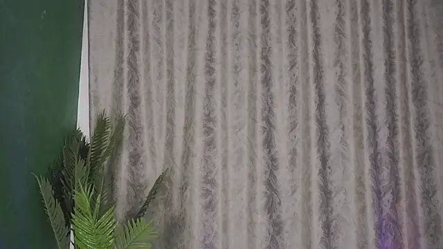 Snapshot of FoxieJullia chatting on February 28, 7:37 am FoxieJullia online show from February 28, 7:37 am