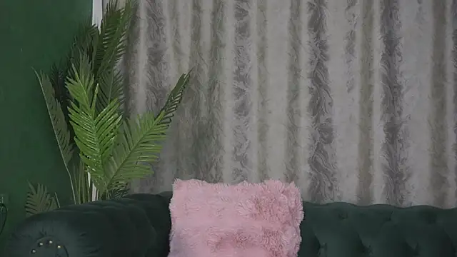 Snapshot of FoxieJullia chatting on March 9, 5:11 am FoxieJullia online show from March 9, 5:11 am