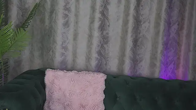 Snapshot of FoxieJullia chatting on March 10, 10:37 am FoxieJullia online show from March 10, 10:37 am
