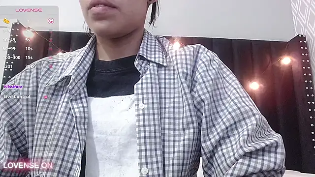 yourcuteneighbourr online show from December 18, 3:04 am