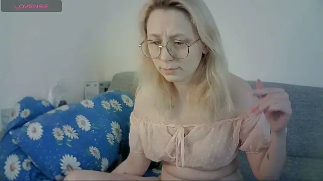 NaozuQAce online show from April 14, 12:55 pm