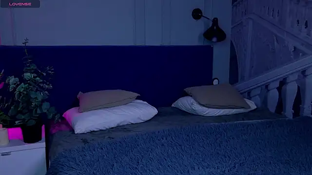 Liv Fay online show from December 6, 1:33 pm