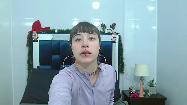 Snapshot of meloddy_collins chatting on December 6, 1:11 pm meloddy collins online show from December 6, 1:11 pm
