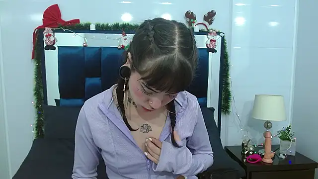 Snapshot of meloddy_collins chatting on December 6, 4:17 pm meloddy collins online show from December 6, 4:17 pm