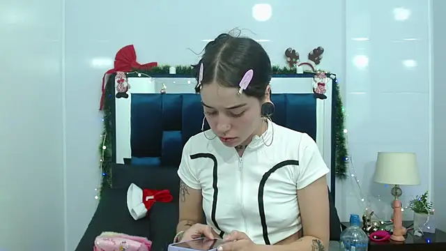 Snapshot of meloddy_collins chatting on December 11, 12:55 pm meloddy collins online show from December 11, 12:55 pm