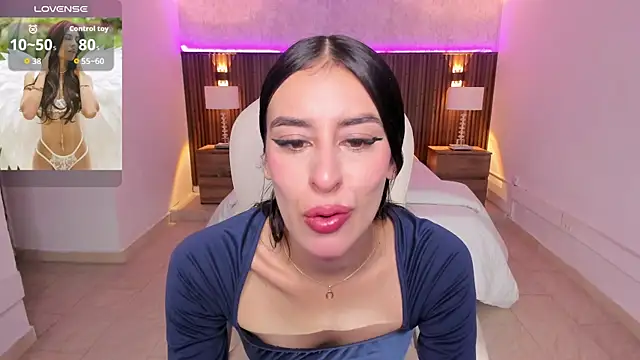 Snapshot of karlaa_james chatting on April 23, 11:09 am karlaa james online show from April 23, 11:09 am