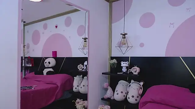 Snapshot of DanniAbbey chatting on October 8, 11:30 am DanniAbbey online show from October 8, 11:30 am