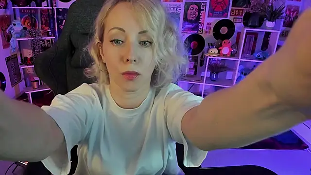 Snapshot of LylithSkye chatting on December 10, 8:19 am LylithSkye online show from December 10, 8:19 am