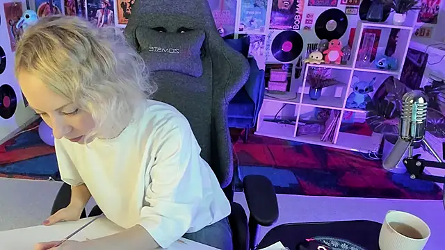 Snapshot of LylithSkye chatting on December 11, 8:26 am LylithSkye online show from December 11, 8:26 am